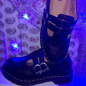 DR MARTENS. MARY JANES.